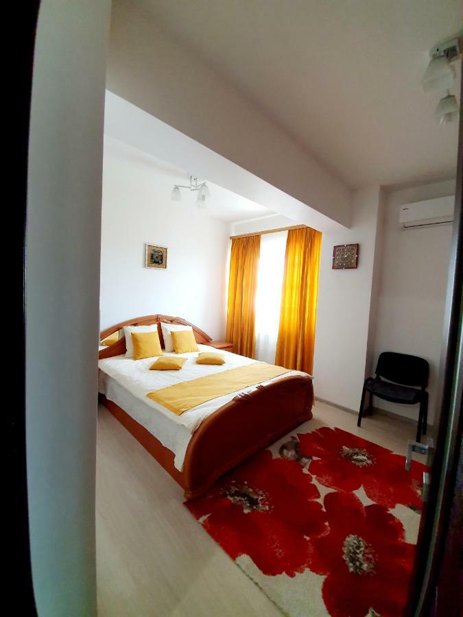 Unique Hotel Apartments ยาช ภายนอก รูปภาพ